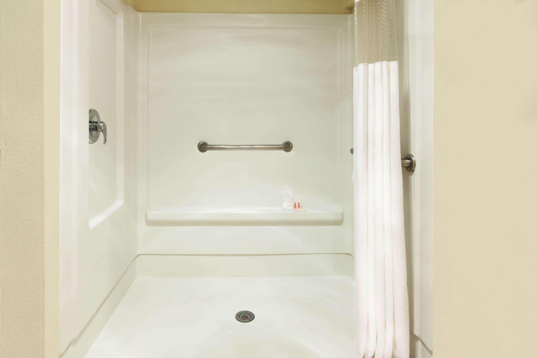 Bathroom 4, Howard Johnson by Wyndham Arlington Ballpark, Arlington