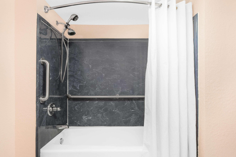 Bathroom 3, Super 8 by Wyndham Mobile, Mobile