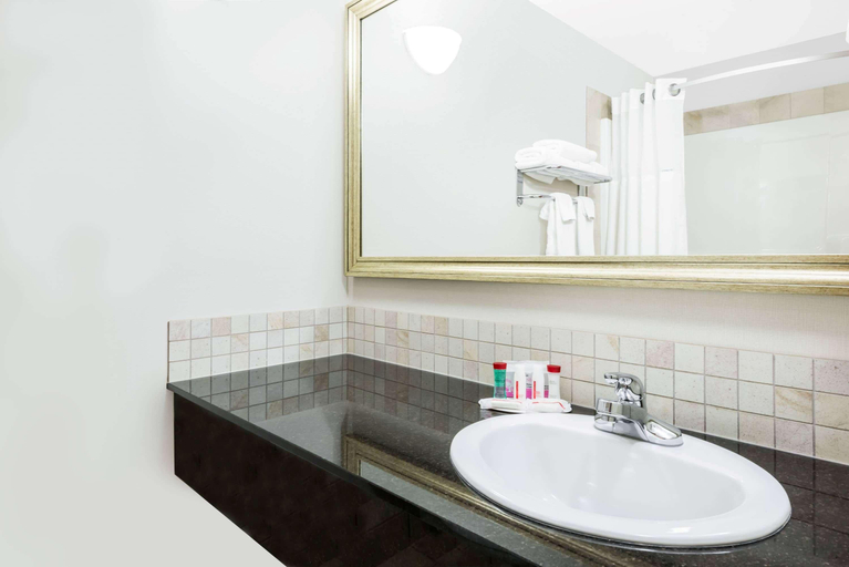 Bathroom 3, Ramada By Wyndham Olds, Division No. 6
