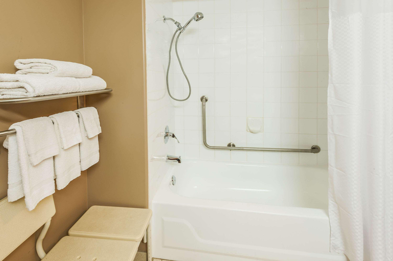 Bathroom 4, Super 8 by Wyndham Calgary/Airport, Division No. 6