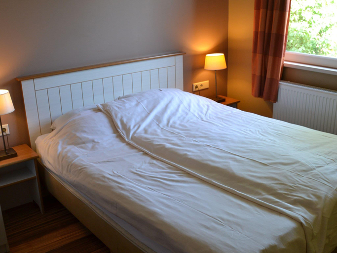 Bedroom 2, Bungalow in Dunes with Nautical Charm, 's-Gravenzande