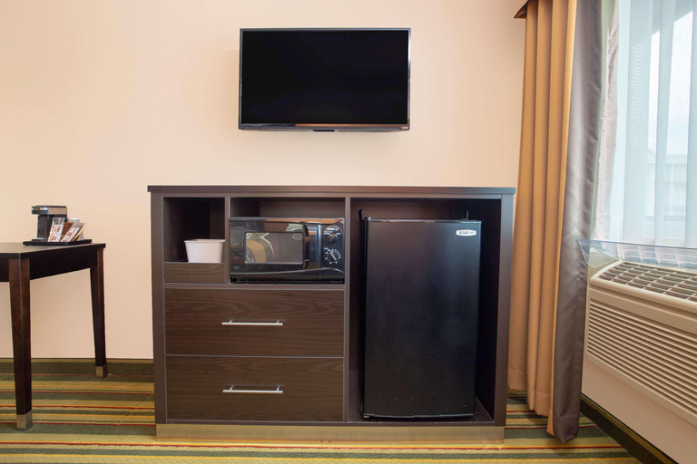 Bedroom 3, Super 8 by Wyndham Chico, Butte