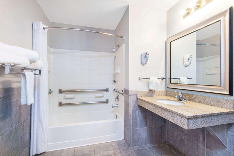 Bathroom 4, Days Inn by Wyndham Carlsbad, Eddy