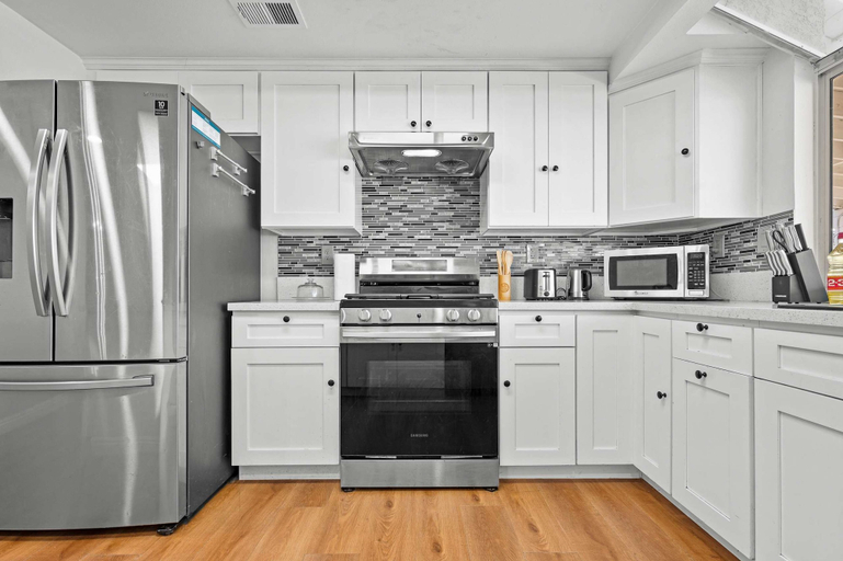 Room 2, Stylish Home w Full Kitchen Garage Backyard, Los Angeles