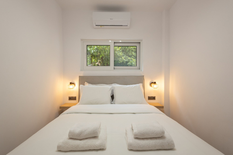 Room 2, The Secret Garden Stay, Attica