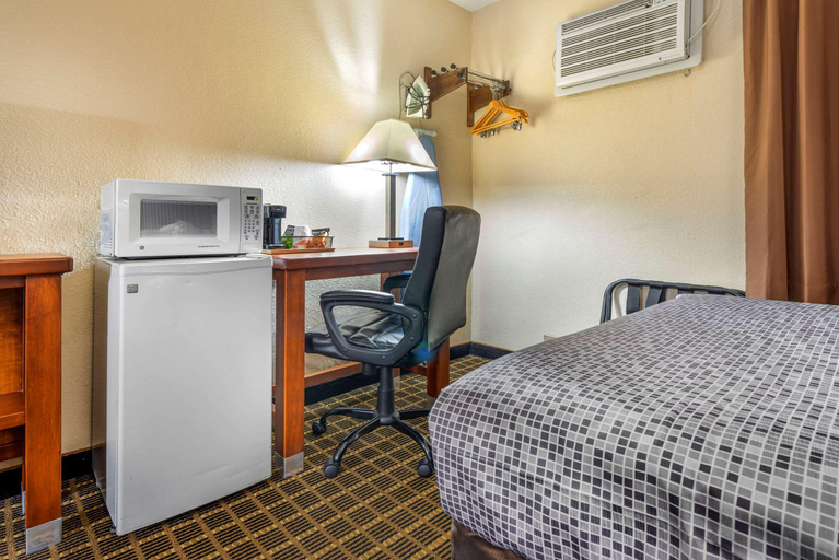 Bedroom 3, Econo Lodge Mississippi River area, La Crosse