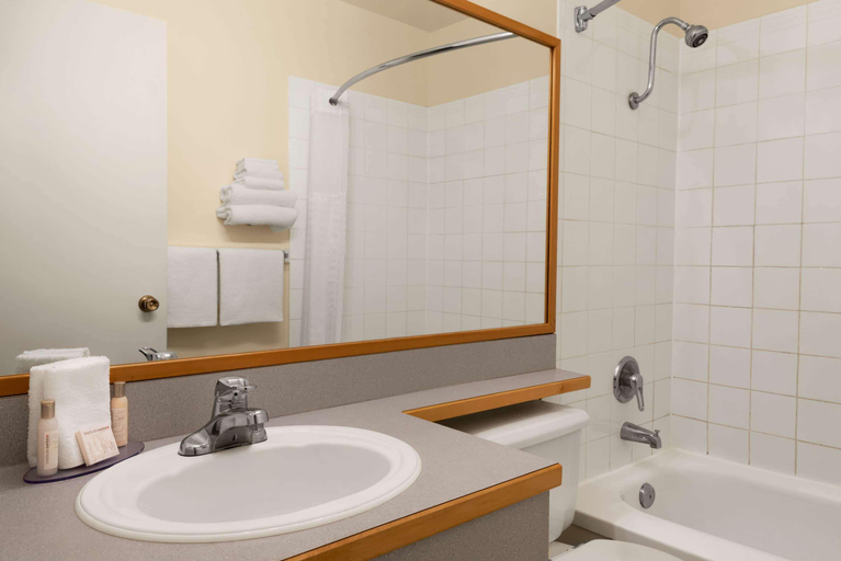 Bathroom 4, Travelodge by Wyndham Quesnel, Cariboo
