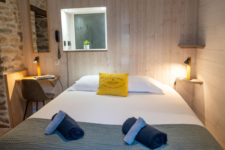 Bedroom 2, Hotel D'Angleterre, Finistère