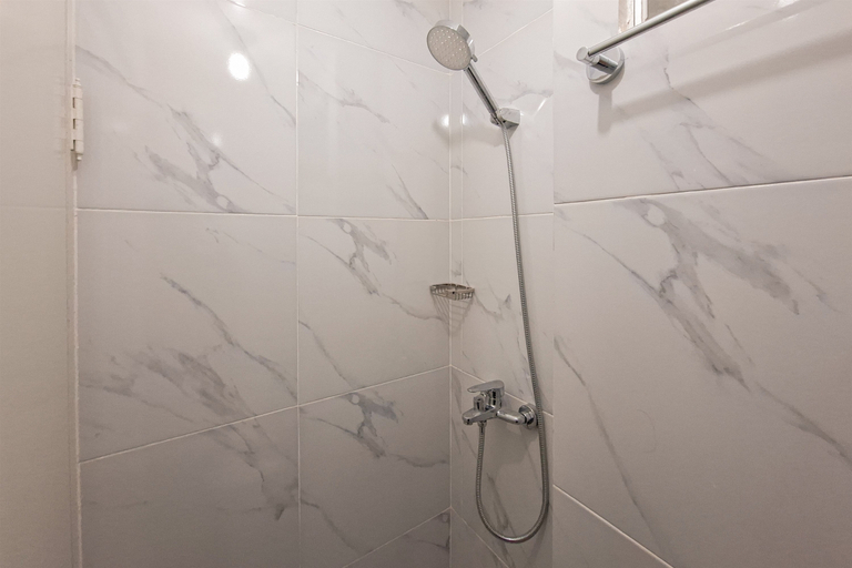 Bathroom 5, Modern Chic Studio at Sky View Apartment By Travelio, South Tangerang