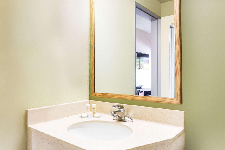 Bathroom 5, Howard Johnson by Wyndham Athens, Clarke