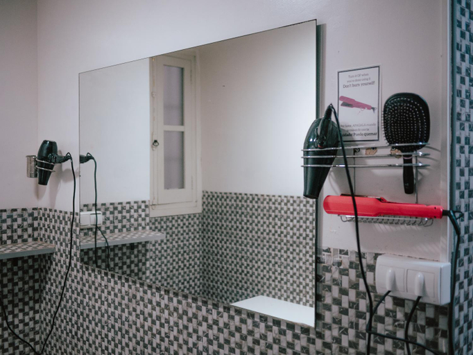Bathroom 3, The River Hostel, Valencia