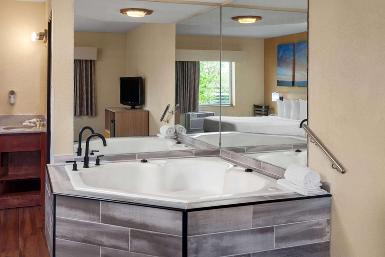 Bathroom 4, Days Inn by Wyndham Rockford, Winnebago