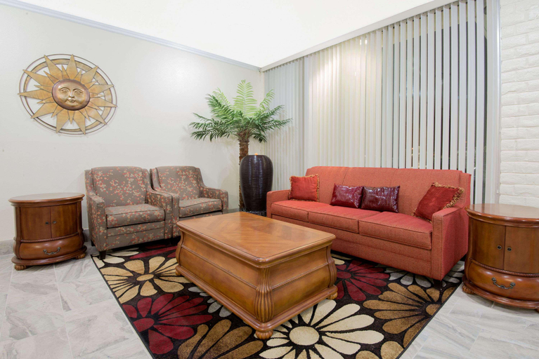 Public Area 2, Days Inn by Wyndham Colorado City, Pueblo