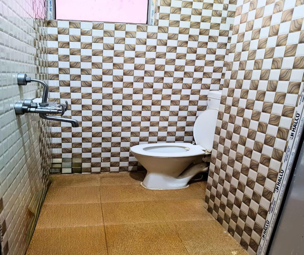Bathroom, Hotel Famy Palace, Udalguri