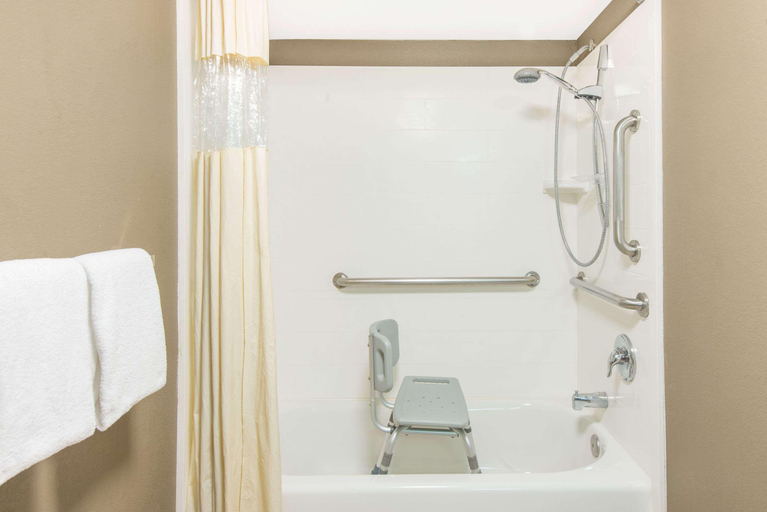 Bathroom 4, Days Inn by Wyndham Arlington Pentagon, Arlington