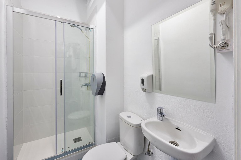 Bathroom 3, HOLA HOSTAL COLLBLANC, Barcelona