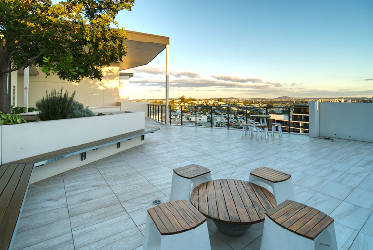 Room 2, 2BR Food Drink Hub Pool Parking Gym Rooftop, Newstead