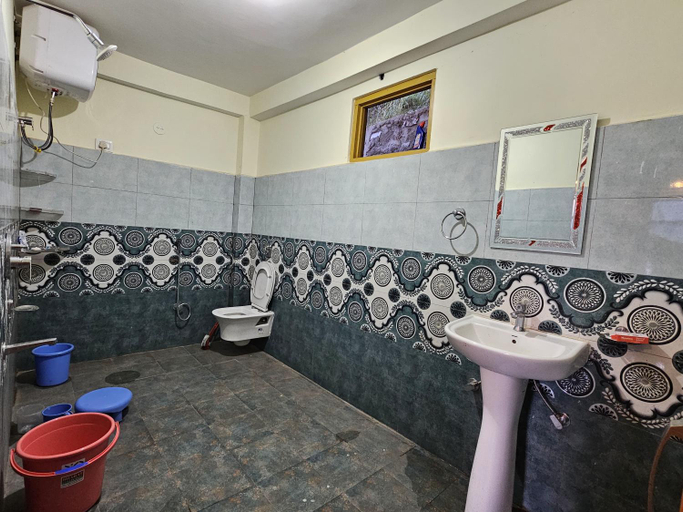 Bathroom 5, Jon Snow Cafe & Home Stay, Kullu