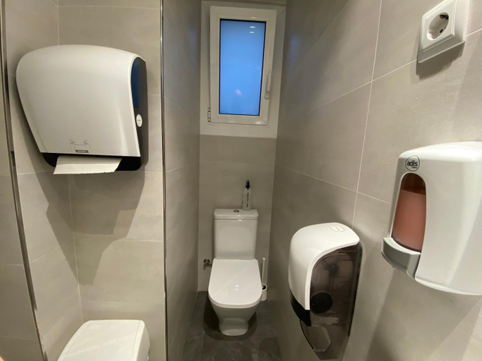 Bathroom 5, Hostal Conde Guell, Barcelona
