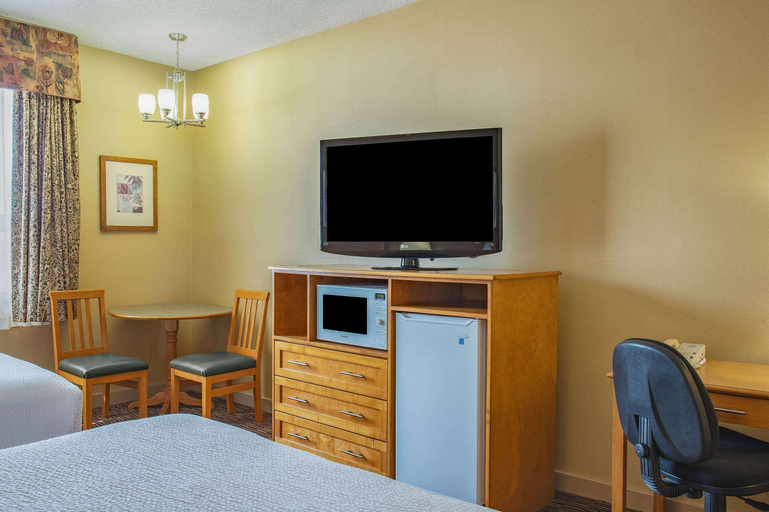 Bedroom 3, Days Inn & Suites by Wyndham West Edmonton, Division No. 11