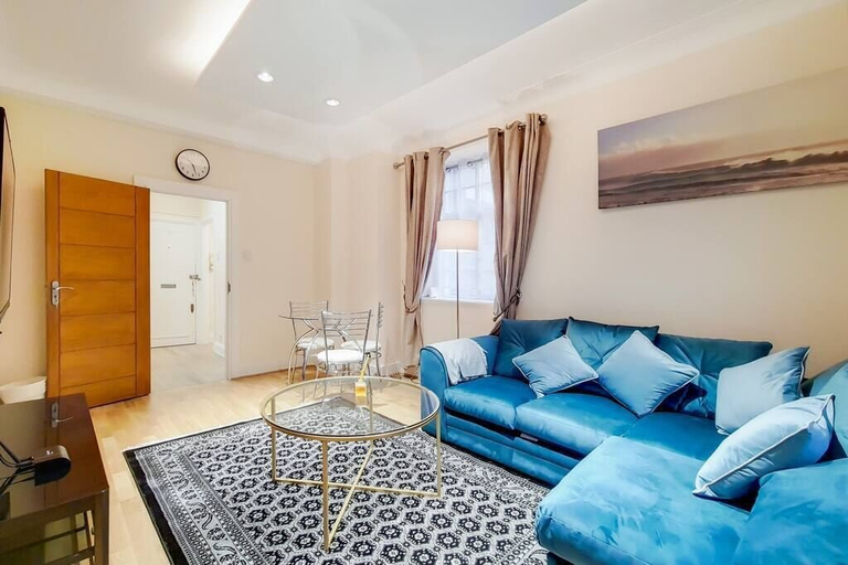 Others 5, Quebec Residence, London
