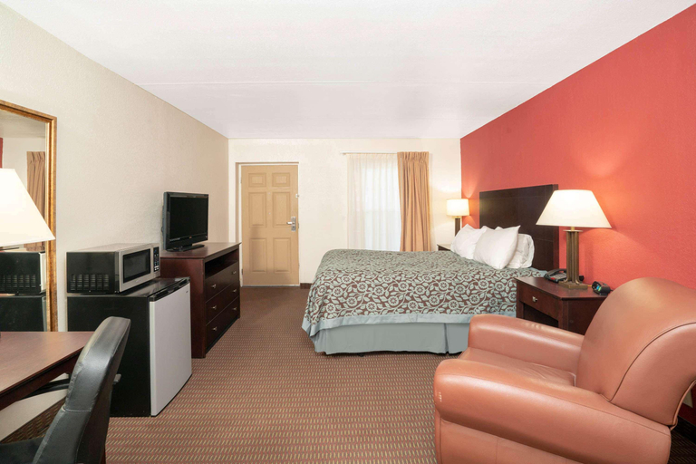 Bedroom 3, Days Inn by Wyndham Cave City, Barren