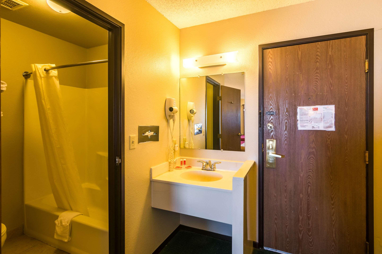 Bathroom 5, Econo Lodge Dumas, Moore