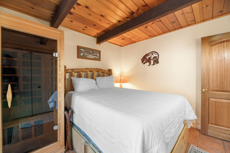 Bedroom 2, Cabin Comfort, San Bernardino