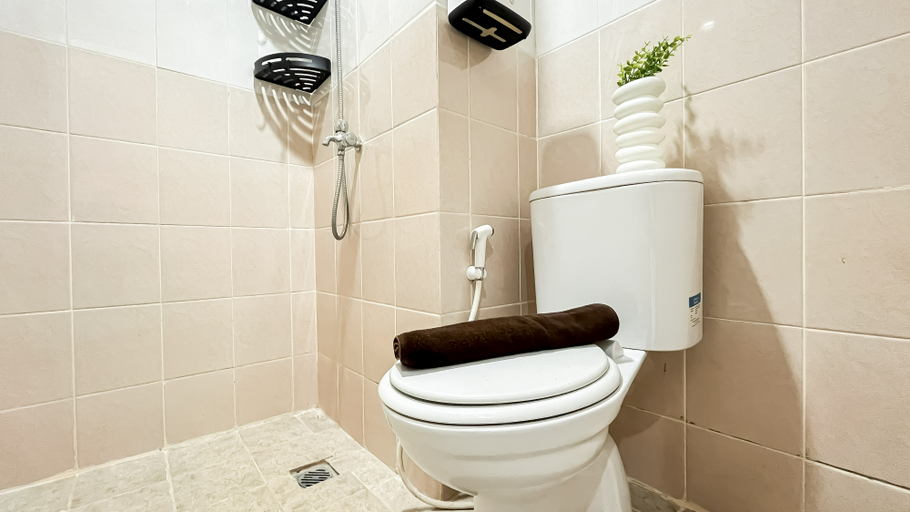 Bathroom 5, Neat 2BR Apartment Podomoro Golf View By Travelio, Bogor