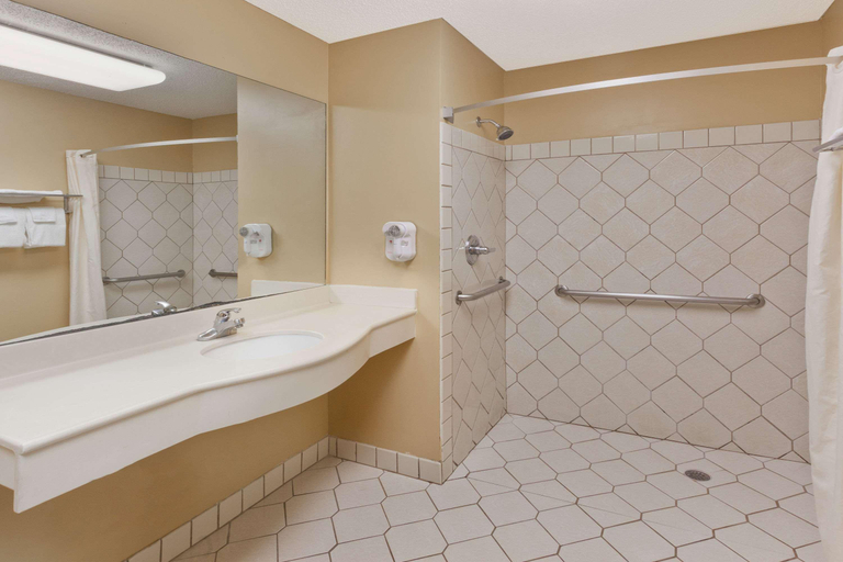 Bathroom 3, Super 8 by Wyndham Ft. Oglethorpe GA/Chatt TN Area, Catoosa