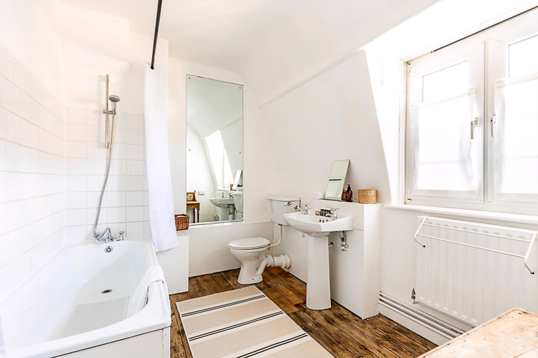 Bathroom 4, Sich - Warm & Inviting Flat by Liverpool Street, London