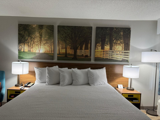 Bedroom 3, Days Inn By Wyndham Clanton AL, Chilton