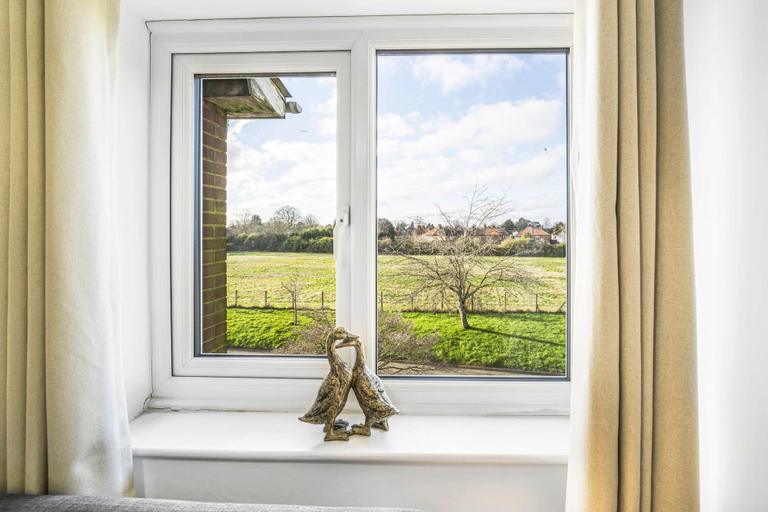 Room 4, Elegant 4BR House Near City Centre Angus Suites, Peterborough