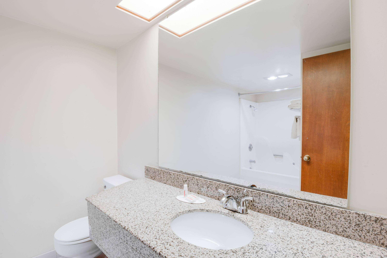 Bathroom 5, Days Inn by Wyndham Monett, Barry