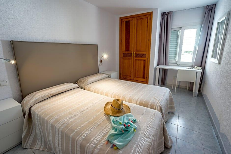 Bedroom 3, Aparthotel Duquesa Playa, Baleares