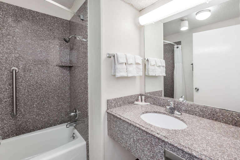 Bathroom 4, Super 8 By Wyndham Clinton Ok, Custer