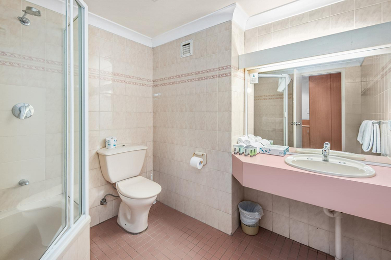 Bathroom 3, greet Hotel Alice Springs, Alice Springs- Stuart
