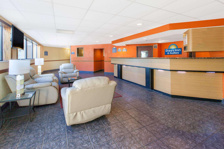 Public Area, Days Inn & Suites by Wyndham Madison Heights MI, Oakland