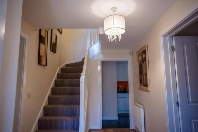 Interior 4, 10 Guests - 5 Bedrooms - Free Parking - Lux House, Milton Keynes