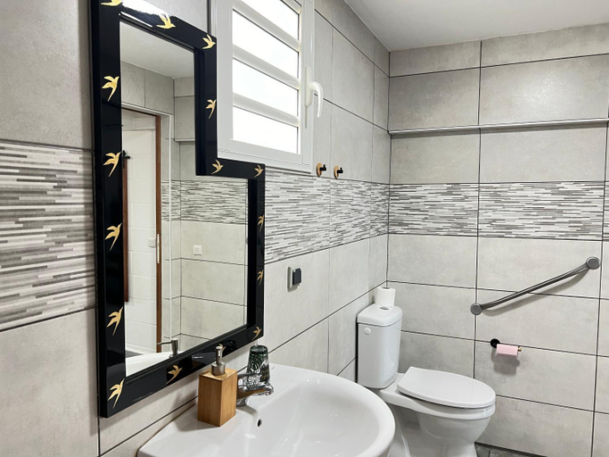 Bathroom 2, Residence La Tanguiere - 3 Studios 3 etoiles, Saint-Leu