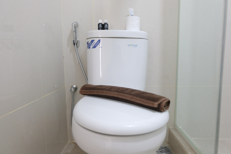 Bathroom 5, Modern Studio at Apartment Landmark Residence Bandung By Travelio, Bandung