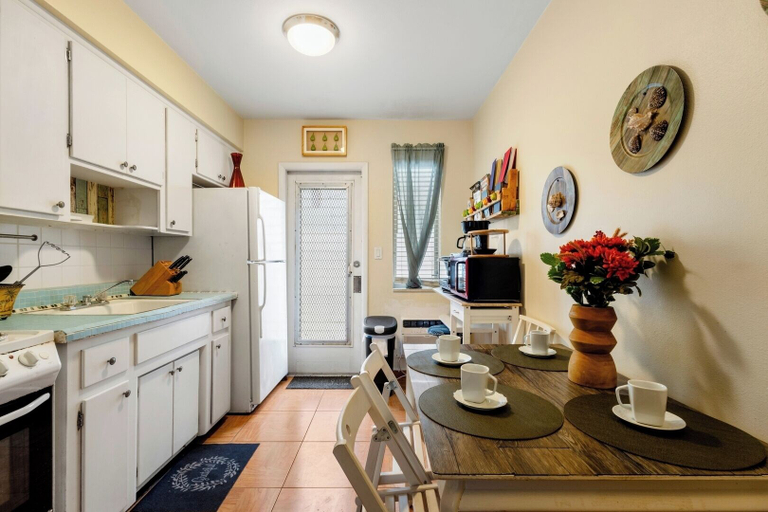 Others 5, Pet Friendly Stylish Studio in Hollywood, Broward