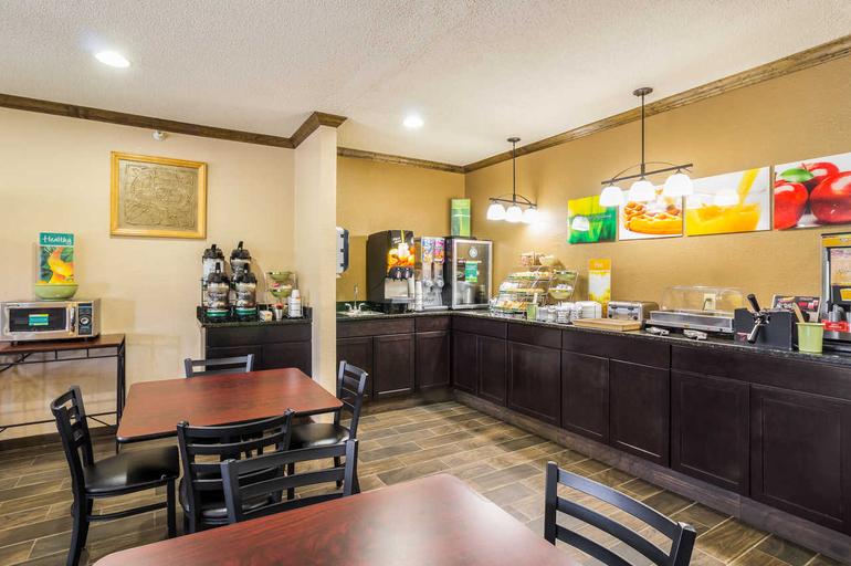 Food & Drinks 5, Econo Lodge Luverne Area, Rock