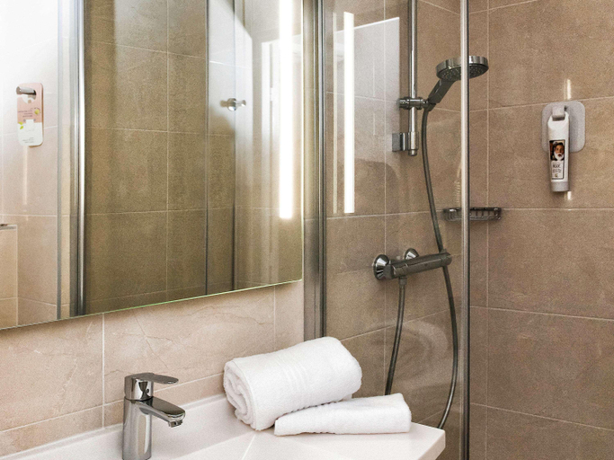 Bathroom 5, ibis Styles Rouen Nord Barentin, Seine-Maritime