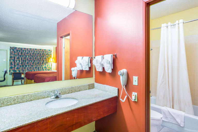 Bathroom 5, Rodeway Inn Bonifay, Holmes