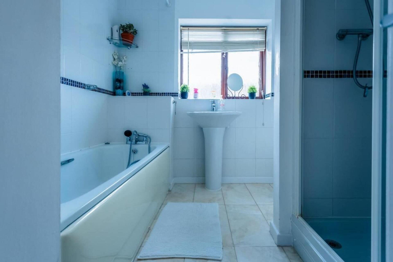 Bathroom 5, 10 Guests - 5 Bedrooms - Free Parking - Lux House, Milton Keynes