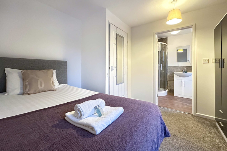 Room 2, Deals 6BR House Contractor Group Stay Clayton, Cambridgeshire