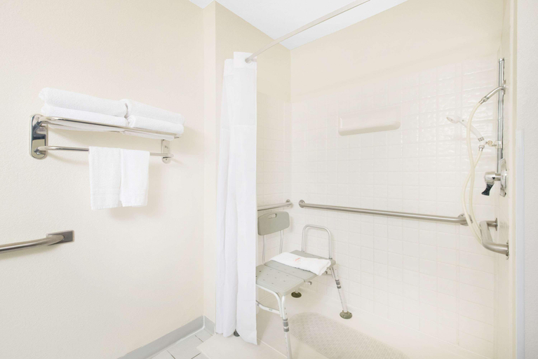 Bathroom 4, Days Inn By Wyndham Fargo 19Th Ave Arpt, Cass
