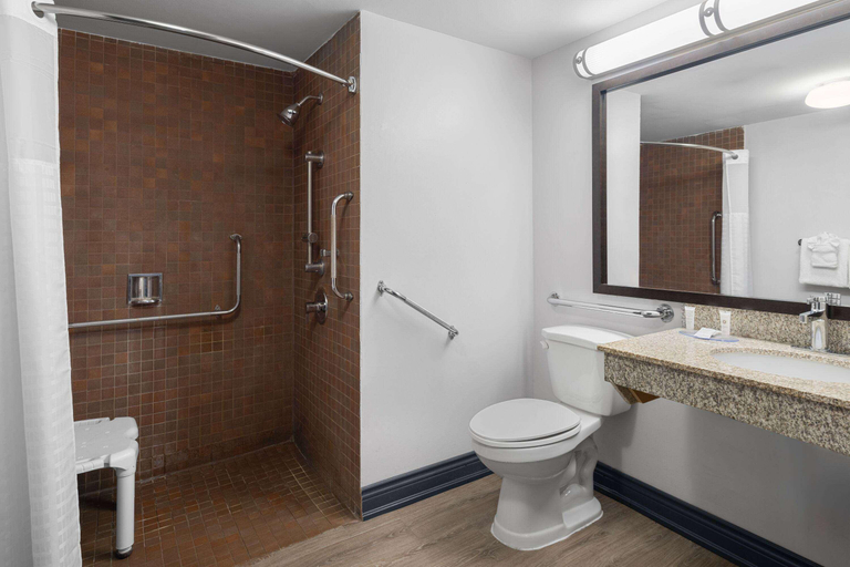 Bathroom 4, Travelodge by Wyndham Downtown Barrie, Simcoe