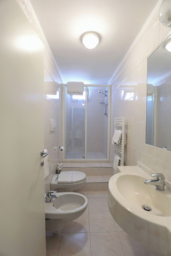 Bathroom 3, Daniel's Hotel, Rimini